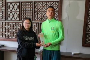 月度最佳颁奖 | 韩佳奇当选 球迷：“他用神扑征服了我们的心”