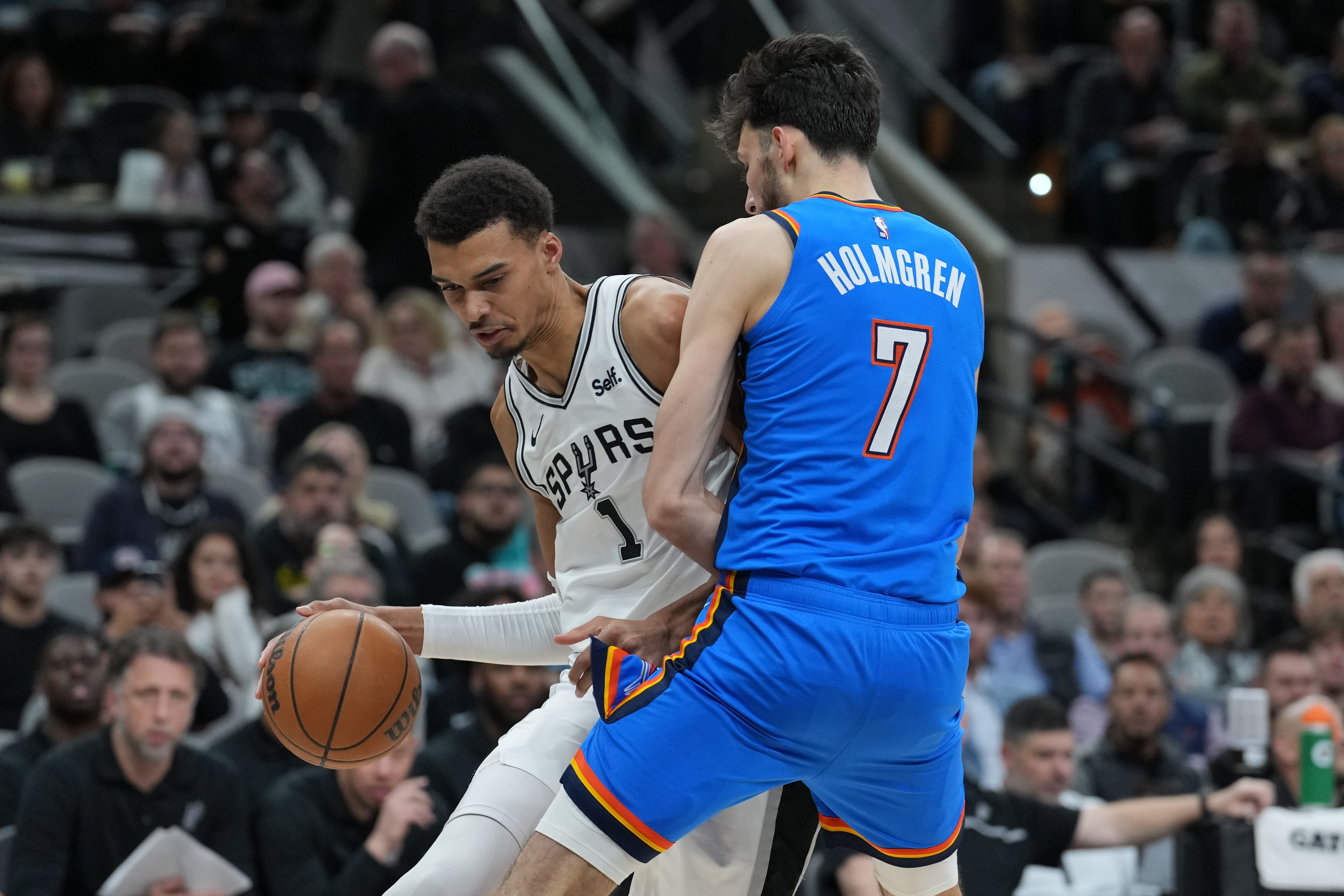 v站体育服务-两度生吃!美网友:文班一打切特就来劲 文班拿捏对位&切特有戒指